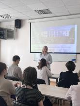 Заглянуть за кулисы профессии: на ФИЯ прошел мастер-класс по синхронному переводу 